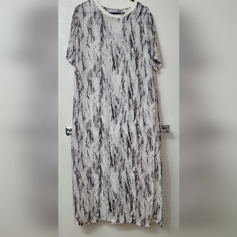 NWOT. Divided Short Sleeve Sheath.  Size 14.  (462)